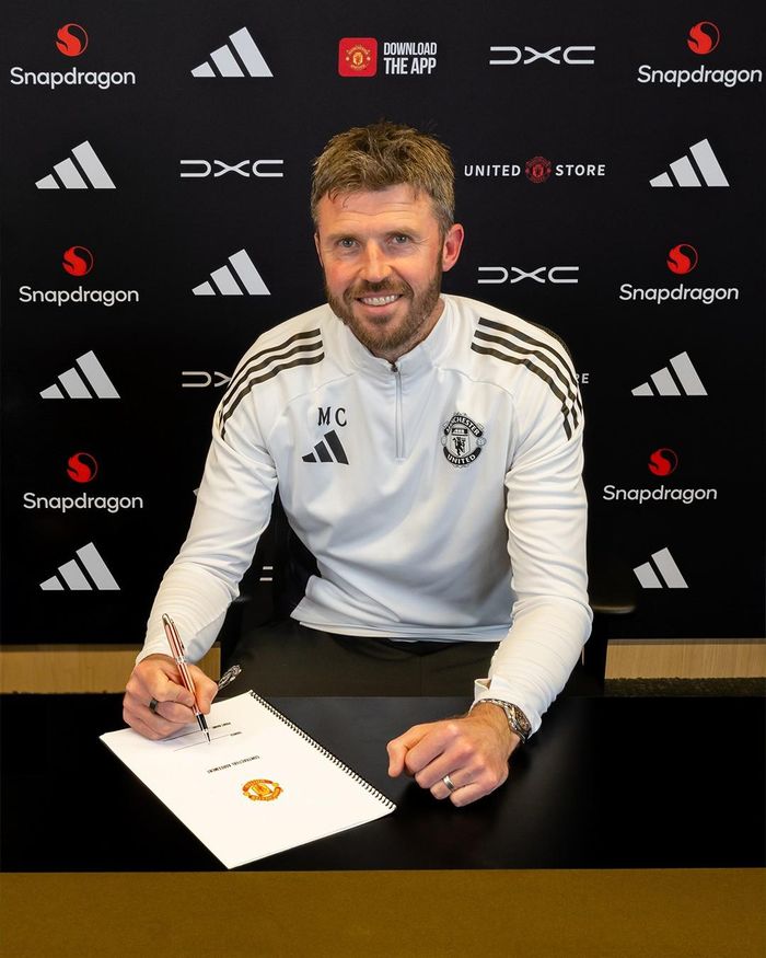 Carrick đặt bút ký 2 năm với MU - Ảnh: MUFC