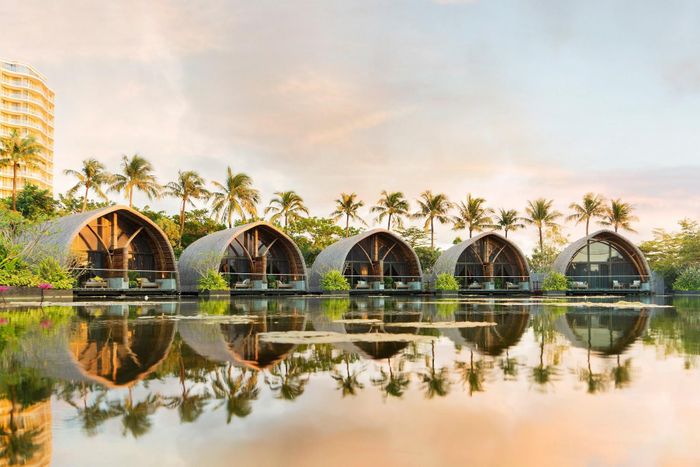 HARNN Heritage Spa nương mình trong những chòi tre trên đầm sen.