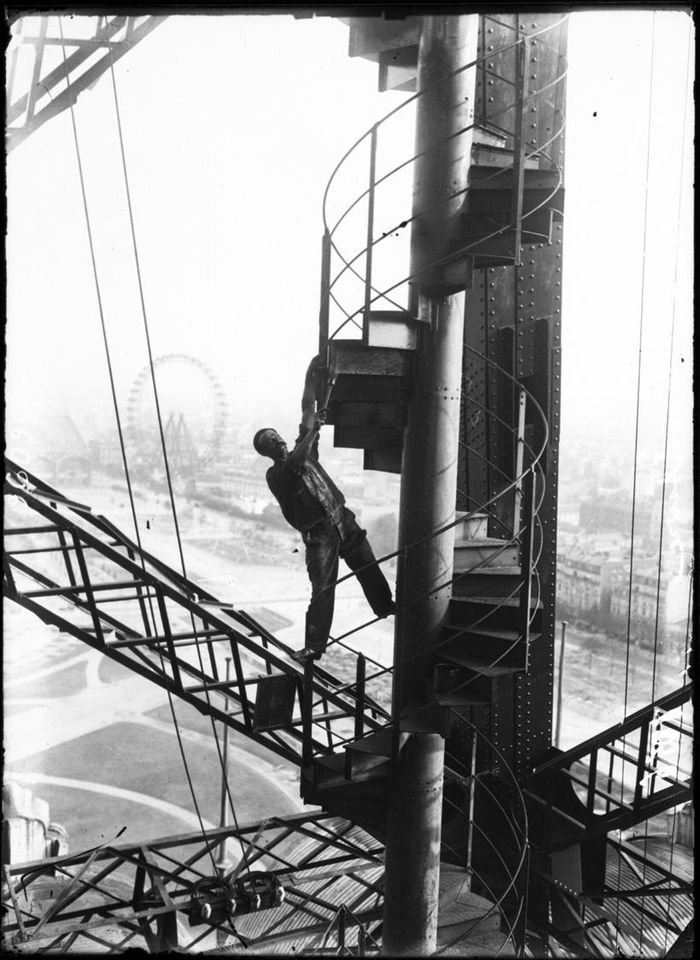  Cầu thang xoắn được lắp đặt khi thi công Tháp Eiffel vào năm 1887. Nguồn: Artcurial.