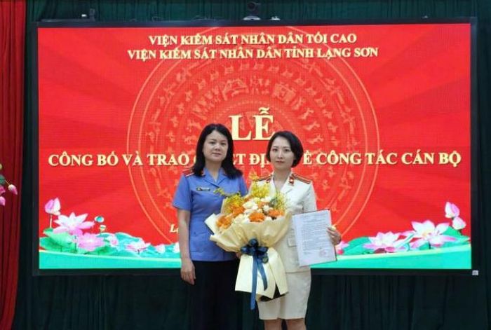 Đồng chí Nguyễn Thị Thủy - Tỉnh ủy viên, Bí thư Đảng ủy, Viện trưởng VKSND tỉnh Lạng Sơn trao Quyết định và tặng hoa chúc mừng.