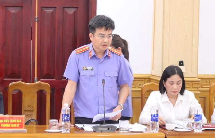  Đồng chí Nguyễn Ánh Dương, Viện trưởng VKSND khu vực 5 phát biểu ý kiến tại buổi làm việc.