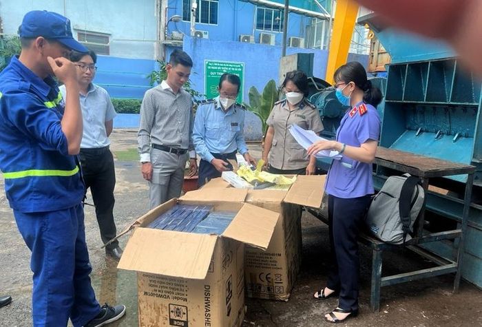  Lực lượng chức năng tiêu hủy số hàng giả, hàng nhái, hàng nhập lậu.