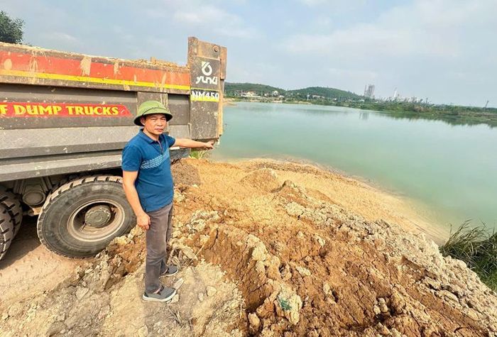 Khu vực các đối tượng đổ thải tại Moong K1, khu Yên Mỹ, phường Hoành Bồ. Ảnh: CAQN