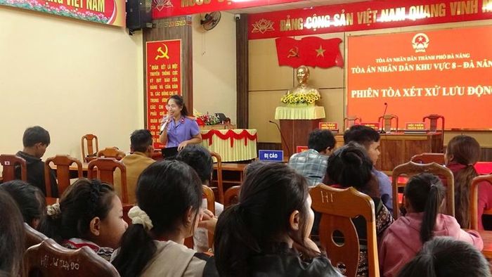 Kiểm sát viên tuyên truyền pháp luật đến người dân sau phiên tòa.