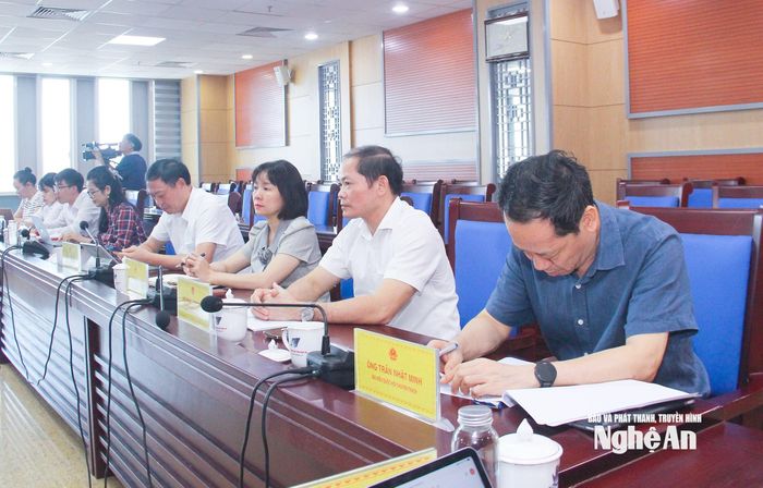 Đại biểu chuyên trách Quốc hội và lãnh đạo các Ban HĐND tham gia cuộc làm việc. Ảnh: Mai Hoa