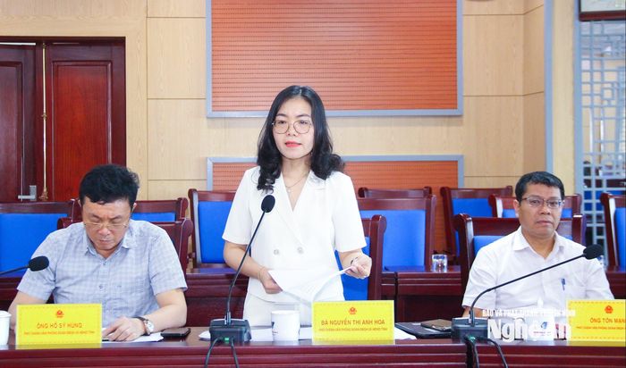 Đồng chí Nguyễn Thị Anh Hoa - Phó Chánh Văn phòng Đoàn đại biểu Quốc hội và HĐND tỉnh báo cáo kết quả hoạt động của Văn phòng từ đầu nhiệm kỳ 2026 - 2031 đến nay. Ảnh: Mai Hoa