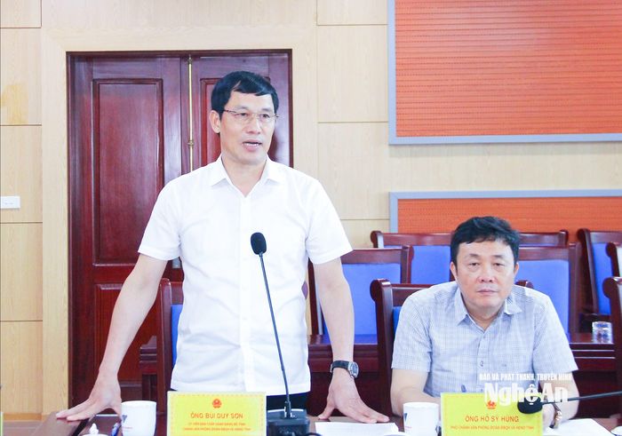 Đồng chí Bùi Duy Sơn - Ủy viên Ban Chấp hành Đảng bộ tỉnh, Chánh Văn phòng Đoàn đại biểu Quốc hội và HĐND tỉnh phát biểu trao đổi về những quyết tâm đổi mới của văn phòng trong công tác tham mưu, phục vụ trong thời gian tới. Ảnh: Mai Hoa