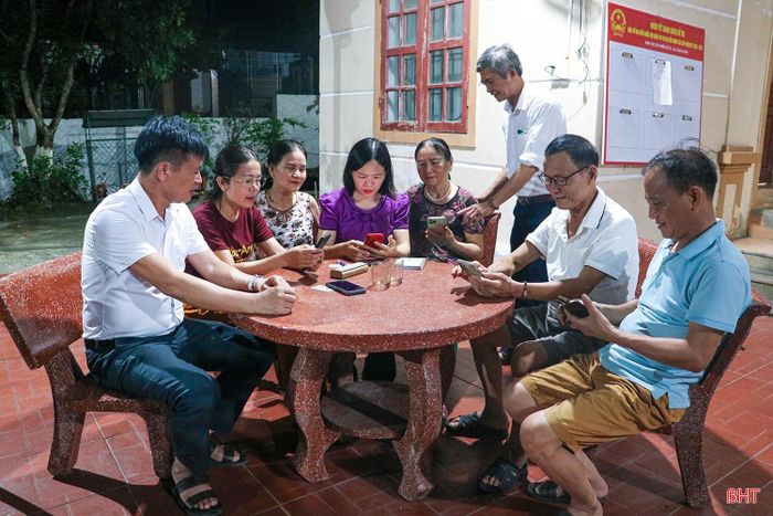 Với một số người làm nông nghiệp, buổi tối là thời gian rảnh rỗi, thuận tiện cho việc cài đặt ứng dụng.