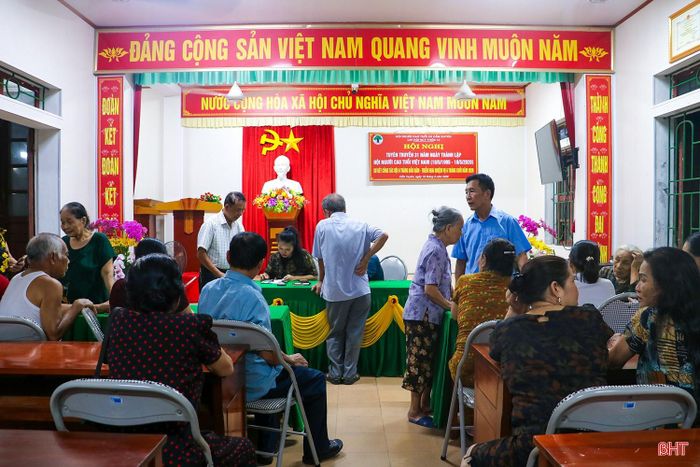 Đông đảo người dân đến cài đặt i-HaTinh tại nhà văn hóa thôn 13 (xã Cẩm Xuyên).
