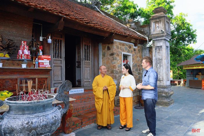 ... đồng thời nghe sư thầy giới thiệu về những giá trị văn hóa, lịch sử gắn với ngôi cổ tự nổi tiếng của Hà Tĩnh.