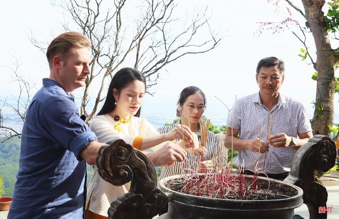 Tại đây, ca sĩ Kyo York đã được hướng dẫn dâng hương, chiêm bái tại các điểm tâm linh trong quần thể chùa Hương Tích...