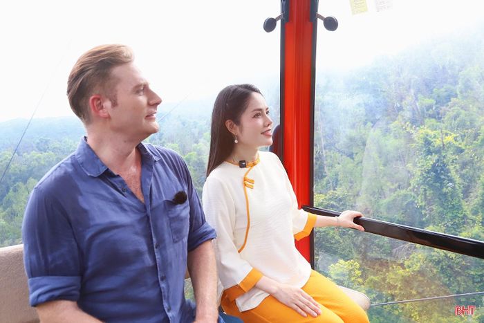 Hương Tích tự nằm trên dãy núi Hồng Lĩnh ở độ cao khoảng 650m so với mực nước biển. Để hành hương lên chùa, Kyo York cùng bạn đồng hành đã trải nghiệm di chuyển bằng cáp treo. Hành trình kéo dài khoảng 5-7 phút, đưa du khách băng qua núi rừng xanh mướt, phóng tầm mắt chiêm ngưỡng toàn cảnh dãy núi Hồng Lĩnh.