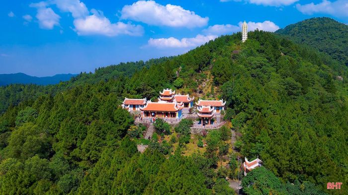 Nằm trên dãy Hồng Lĩnh thuộc xã Can Lộc, chùa Hương Tích được mệnh danh là “Hoan Châu đệ nhất danh lam”, nổi bật với cảnh quan sơn thủy hữu tình cùng chiều sâu văn hóa tâm linh. Ngôi chùa có lịch sử hàng trăm năm, gắn liền với câu chuyện công chúa Diệu Thiện tu hành đắc đạo, hóa Phật, cứu độ chúng sinh. Ảnh Thiên Vỹ
