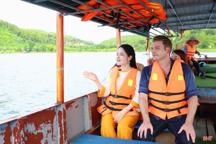 Một trong những trải nghiệm không thể bỏ lỡ khi đến với chùa Hương Tích là ngồi thuyền vãn cảnh hồ Nhà Đường, tận hưởng không gian non nước hữu tình và ghi lại nhiều khoảnh khắc ấn tượng giữa khung cảnh nên thơ của sông nước, núi rừng.