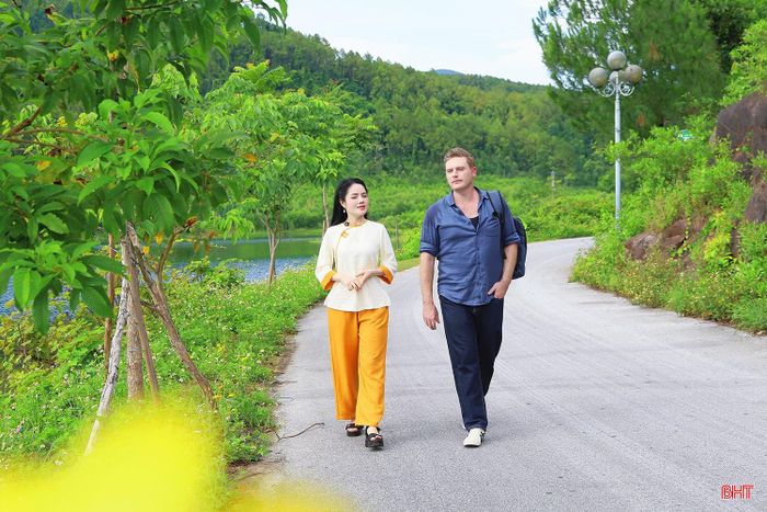 Kyo York (bên phải) – nam ca sĩ người Mỹ được khán giả yêu mến bởi vẻ ngoài điển trai và khả năng thể hiện nhiều ca khúc tiếng Việt. Trong chuyến trải nghiệm tại miền quê núi Hồng – sông La, anh đã ghé thăm chùa Hương Tích để cảm nhận vẻ đẹp thanh tịnh giữa non xanh Hồng Lĩnh. Đồng hành cùng nam ca sĩ là MC Lam Giang của Báo và phát thanh, truyền hình Hà Tĩnh.