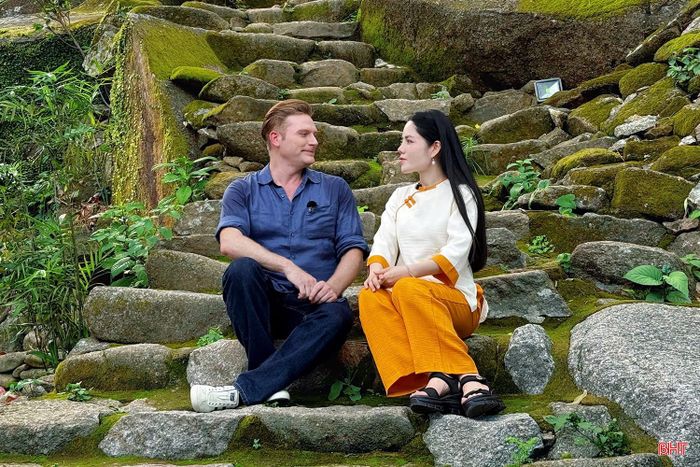 Khung cảnh yên bình của núi rừng Hồng Lĩnh hòa cùng nét cổ kính, linh thiêng của chùa Hương Tích mang đến cho du khách cảm giác thư thái, an yên và gần gũi với thiên nhiên.