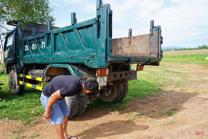 Khu vực ông Nhật đỗ xe cũng là sân chơi của nhiều trẻ em trên địa bàn, do đó ông luôn kiểm tra cẩn thận trước khi cho xe di chuyển.