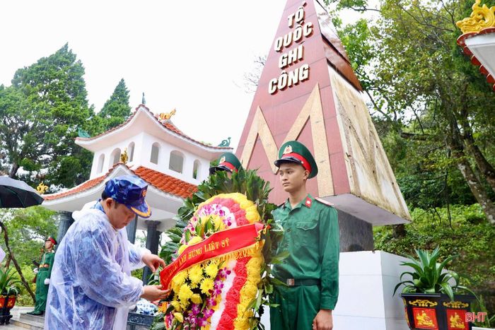 Thiếu tướng Trần Văn Hậu - Chính ủy Bộ Tư lệnh Vùng Cảnh sát biển 1 dâng hoa tại Đài tưởng niệm các anh hùng liệt sĩ trên đảo Hòn Mê.