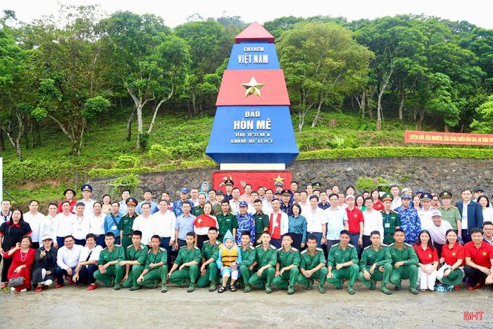 Đoàn công tác chụp ảnh lưu niệm cùng cán bộ, chiến sĩ Tiểu đoàn Hỗn hợp Đảo Mê.