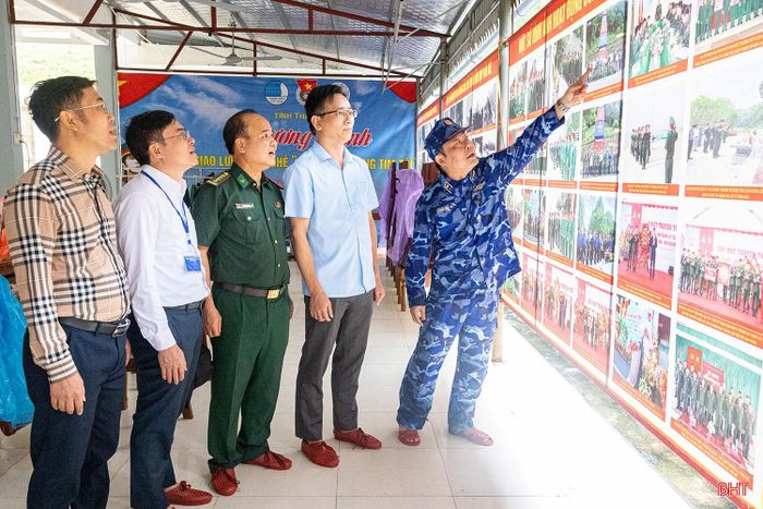Đoàn công tác Hà Tĩnh nghe Thiếu tướng Trần Văn Hậu - Chính ủy Bộ Tư lệnh Vùng Cảnh sát biển 1 chia sẻ một số thông tin về Tiểu đoàn Hỗn hợp Đảo Mê.