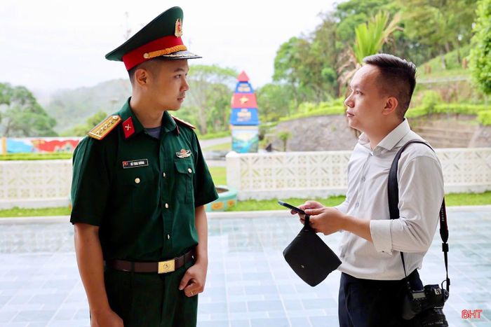  Phóng viên Báo và phát thanh, truyền hình Hà Tĩnh trò chuyện cùng Đại úy Hồ Tùng Dương - Chính trị viên phó Tiểu đoàn Hỗn hợp Đảo Mê. 