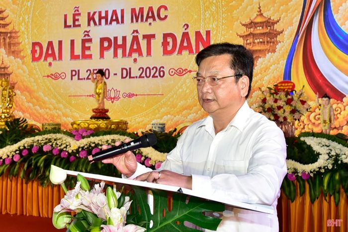 Phó Chủ tịch UBND tỉnh Hồ Huy Thành chúc mừng đại lễ Phật đản.