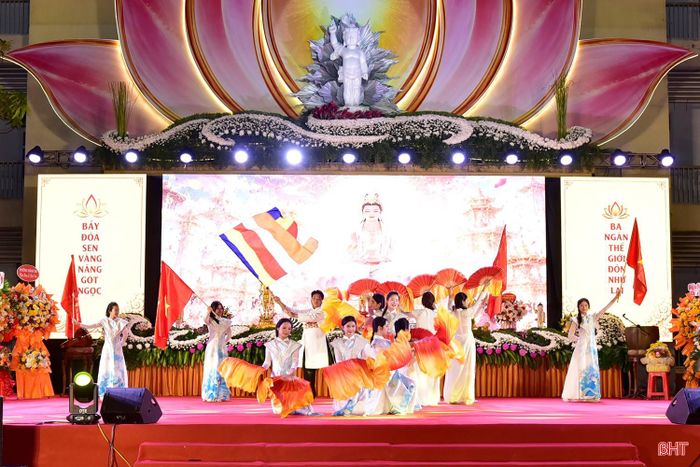 Chương trình văn nghệ chào mừng đại lễ.