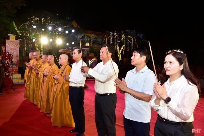  Lãnh đạo tỉnh và các chư tôn đức Ban Trị sự Giáo hội Phật giáo tỉnh tiến hành lễ dâng hương. 