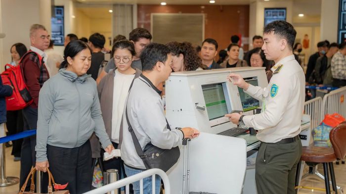 Hành khách làm thủ tục đi máy bay tại Cảng Hàng không quốc tế Nội Bài. (Ảnh: PV/Vietnam+)