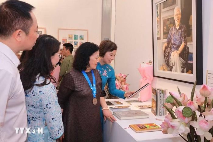 Các đại biểu tham quan triển lãm “Thế giới tuổi thơ qua các tác phẩm của cố Nghệ sỹ Nhân dân Ngô Mạnh Lân.” (Ảnh: Hoàng Hiếu/TTXVN)
