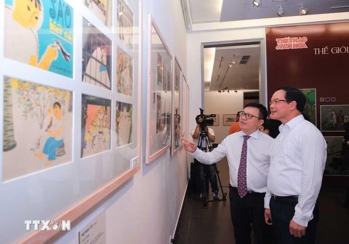 Các đại biểu tham quan triển lãm “Thế giới tuổi thơ qua các tác phẩm của cố Nghệ sỹ Nhân dân Ngô Mạnh Lân.” (Ảnh: Hoàng Hiếu/TTXVN)