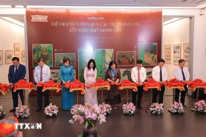 Các đại biểu thực hiện nghi lễ cắt băng khai mạc triển lãm “Thế giới tuổi thơ qua các tác phẩm của cố Nghệ sỹ Nhân dân Ngô Mạnh Lân.” (Ảnh: Hoàng Hiếu/TTXVN)