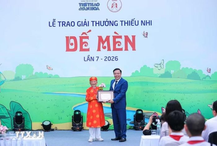 Ông Nguyễn Thiện Thuật, Tổng biên tập Báo Thể thao và Văn hóa, Trưởng ban Tổ chức Giải trao Chứng nhận "Đại sứ truyền cảm hứng của Giải thưởng Thiếu nhi Dế Mèn lần thứ 7" cho Nhà nghiên cứu Nguyễn Đình Tư (106 tuổi) - nhân chứng của hai thế kỷ, học giả dành trọn đời cho văn hóa, lịch sử và tri thức Việt Nam. (Ảnh: Hoàng Hiếu/TTXVN)