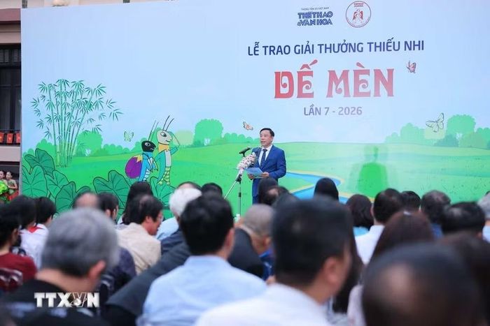 Ông Nguyễn Thiện Thuật, Tổng biên tập Báo Thể thao và Văn hóa, Trưởng ban Tổ chức Giải thưởng Thiếu nhi Dế mèn phát biểu khai mạc. (Ảnh: Hoàng Hiếu/TTXVN)