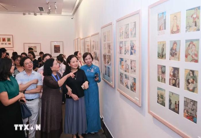 Các đại biểu tham quan triển lãm “Thế giới tuổi thơ qua các tác phẩm của cố Nghệ sỹ Nhân dân Ngô Mạnh Lân.” (Ảnh: Hoàng Hiếu/TTXVN)