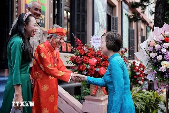 Tổng Giám đốc TTXVN Vũ Việt Trang đón tiếp Nhà nghiên cứu Nguyễn Đình Tư (106 tuổi) - nhân chứng của hai thế kỷ, học giả dành trọn đời cho văn hóa, lịch sử và tri thức Việt Nam. (Ảnh: Phạm Tuấn Anh/TTXVN)