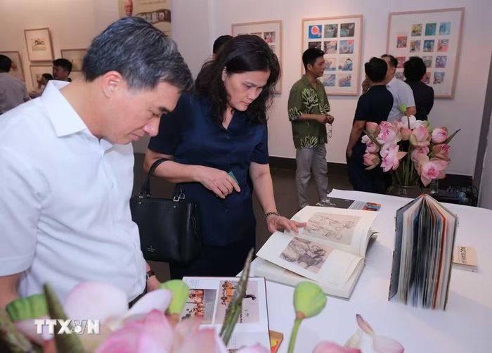 Các đại biểu tham quan triển lãm “Thế giới tuổi thơ qua các tác phẩm của cố Nghệ sỹ Nhân dân Ngô Mạnh Lân.” (Ảnh: Hoàng Hiếu/TTXVN)