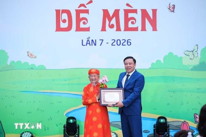 Ông Nguyễn Thiện Thuật, Tổng biên tập Báo Thể thao và Văn hóa, Trưởng ban Tổ chức Giải trao Chứng nhận "Đại sứ truyền cảm hứng của Giải thưởng Thiếu nhi Dế Mèn lần thứ 7" cho Nhà nghiên cứu Nguyễn Đình Tư (106 tuổi) - nhân chứng của hai thế kỷ, học giả dành trọn đời cho văn hóa, lịch sử và tri thức Việt Nam. (Ảnh: Hoàng Hiếu/TTXVN)