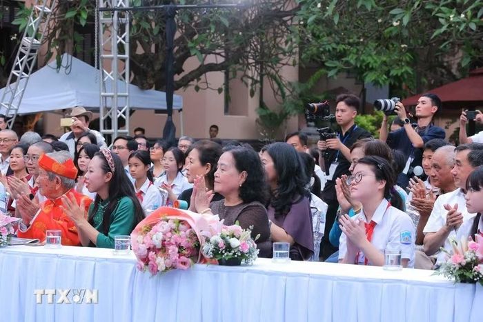 Các tác giả đạt giải tham dự buổi lễ. (Ảnh: Hoàng Hiếu/TTXVN)