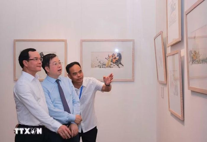 Các đại biểu tham quan triển lãm “Thế giới tuổi thơ qua các tác phẩm của cố Nghệ sỹ Nhân dân Ngô Mạnh Lân.” (Ảnh: Hoàng Hiếu/TTXVN)