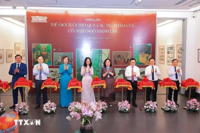 Các đại biểu thực hiện nghi lễ cắt băng khai mạc triển lãm “Thế giới tuổi thơ qua các tác phẩm của cố Nghệ sỹ Nhân dân Ngô Mạnh Lân.” (Ảnh: Hoàng Hiếu/TTXVN)