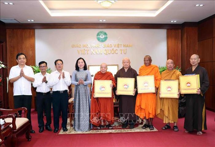 Tặng quà tri ân các vị chức sắc Phật giáo là Ủy viên Ủy ban Trung ương MTTQ Việt Nam nhiệm kỳ 2026-2031 hiện cư trú trên địa bàn Thành phố Hồ Chí Minh.