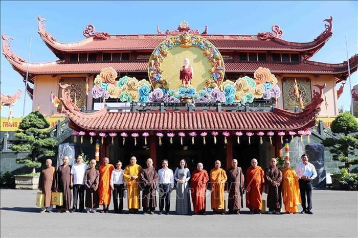 Lãnh đạo Ủy ban MTTQ Việt Nam Thành phố Hồ Chí Minh cùng các vị chức sắc Phật giáo.