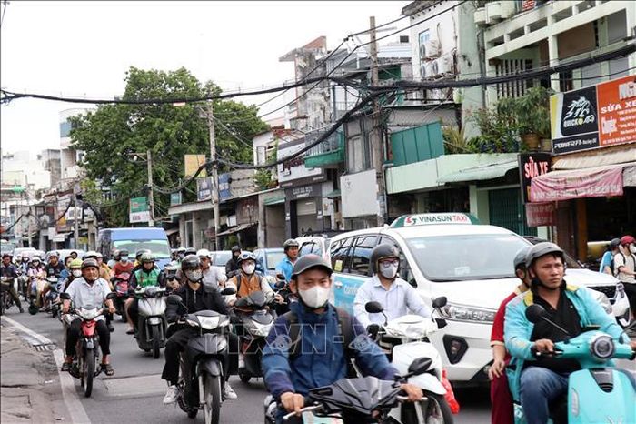 Đường Đinh Bộ Lĩnh, đoạn qua Bến xe miền Đông luôn có lượng xe ô tô đông, xếp hàng dài.