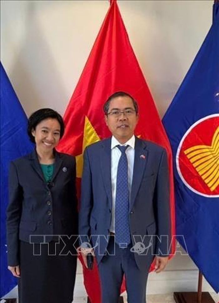 Đại sứ Việt Nam tại Australia Phạm Hùng Tâm (phải) cùng Thứ trưởng Bộ Ngoại giao và Thương mại Australia Michelle. Ảnh: TTXVN phát