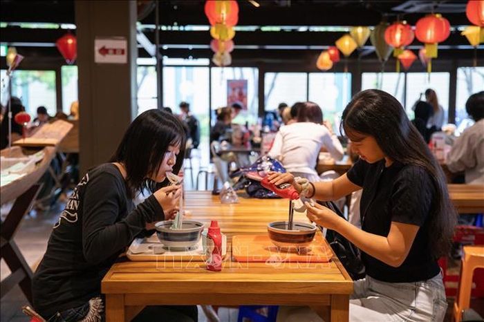 Sinh viên trường Đại học Ngoại ngữ Kanda thưởng thức phở Việt Nam.