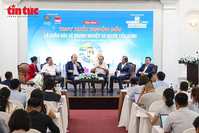 Tọa đàm với sự tham gia của Cục trưởng Cục Quản lý và phát triển thị trường trong nước (Bộ Công Thương) Trần hữu Linh và đại diện một số doanh nghiệp lớn trong cả nước.