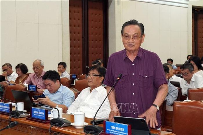 Tiến sĩ Trần Du Lịch, nguyên Phó trưởng Đoàn chuyên trách Đoàn ĐBQH TP. Hồ Chí Minh phát biểu ý kiến về dự thảo dự luật đô thị đặc biệt. Ảnh: Trung Tuyến/TTXVN