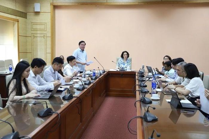 TS.BS Hoàng Minh Đức - Cục trưởng Cục Phòng bệnh thông tin tại cuộc họp.