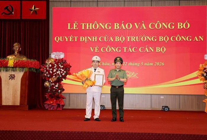 Thứ trưởng Lê Văn Tuyến trao Quyết định và tặng hoa chúc mừng Đại tá Bùi Quyết Toán.